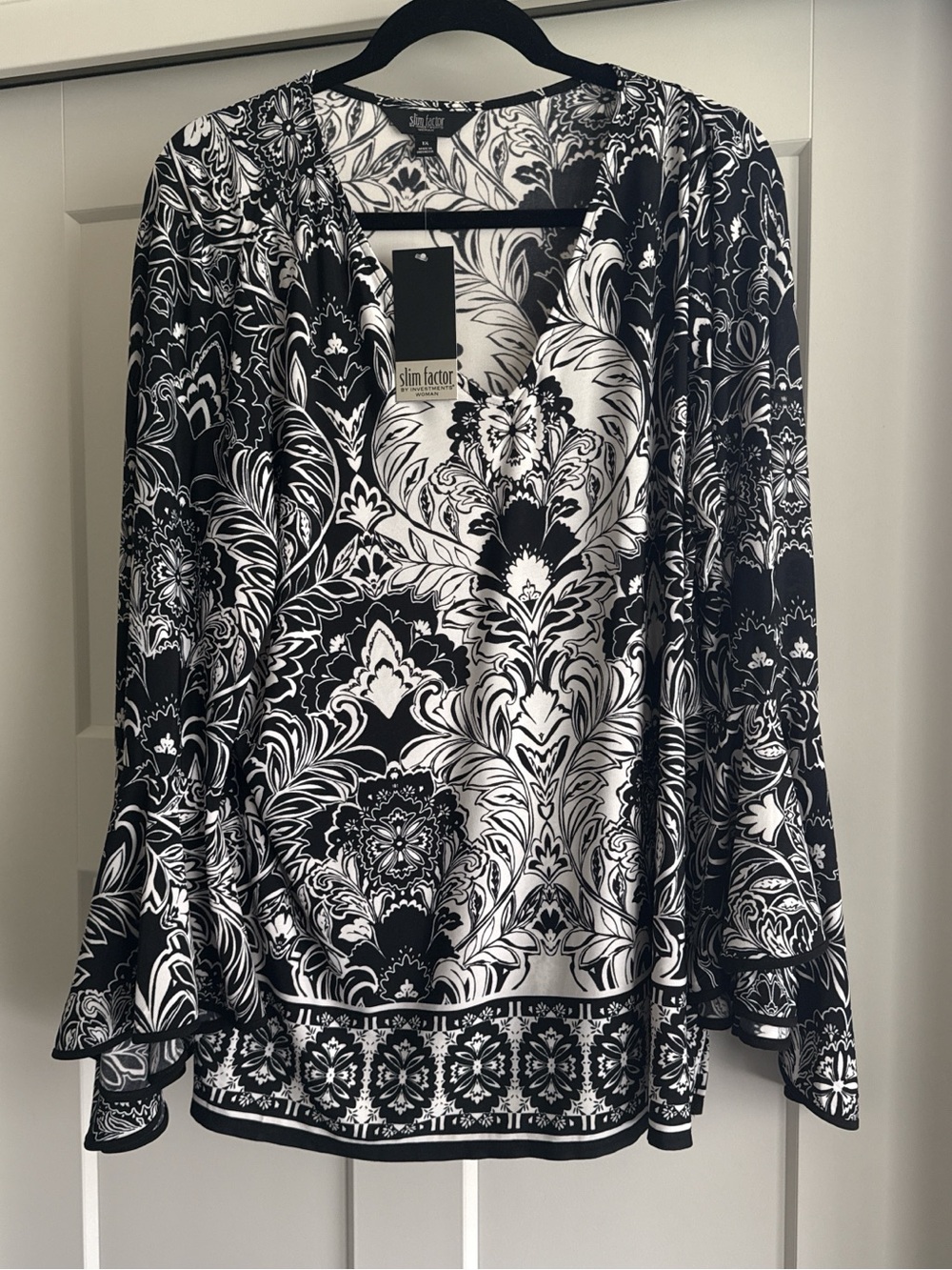 NWT Slim Factor Black & White Floral Print Blouse